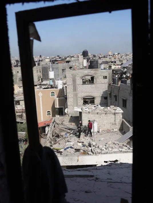 Kementerian Kesehatan Palestina pada Selasa 15 April 2025 mengatakan sedikitnya 17 warga Palestina dalam 24 jam terakhir akibat serangan udara Israel di Jalur Gaza. (BASHAR TALEB/AFP)