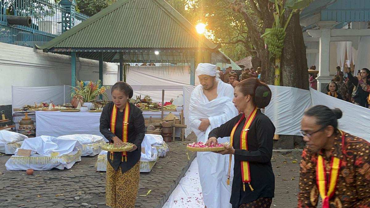 Keraton Kasunanan Surakarta Hadiningrat menggelar rangkaian adat secara lengkap untuk Sahandhap Sampeyan Dalem Ingkang Sinuhun Kangjeng Susuhunan