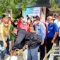 Kementerian Perdagangan bersama Dinas dan Perindustrian dan Perdagangan Provinsi Jawa Timur kembali melaksanakan operasi pasar minyak goreng curah sebanyak 10 ton di Pasar Tambahrejo dan Pasar Pucang Anom, Surabaya, Jawa Timur pada hari ini, Senin (21/2). (Dok. Kemendag)