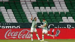 Pemain Real Betis, Aissa Mandi, melakukan selebrasi usai mencetak gol ke gawang Real Madrid pada laga La Liga di Stadion Benito Villamarin, Minggu (27/9/2020). Real Madrid menang dengan skor 3-2. (AP Photo/Angel Fernandez)