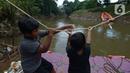 Anak-anak menggunakan perahu eretan di sungai Ciliwung, Jakarta, Selasa (3/11/2020). Perahu eretan di sungai Ciliwung masih bertahan sebagai penghubung Jakarta Timur dan Jakarta Selatan Selatan. (merdeka.com/Imam Buhori)