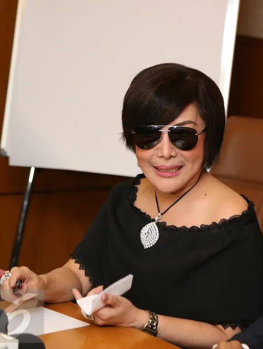 Tati ingin Nassar melakukan klarifikasi atas foto yang beredar karena ia merasa sangat tidak nyaman dengan pemberitaan miring terkait foto tersebut, Jakarta, Minggu (15/1). (Liputan6.com/Herman Zakharia)