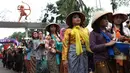 Sejumlah wanita mengenakan pakaian adat saat melakukan karnaval di jalan Pintu 1 Senayan, Jakarta, Minggu (24/9). Karnaval tersebut dilakukan dalam rangka HUT Gelora Bungkarno yang ke-55. (Liputan6.com/Angga Yuniar)