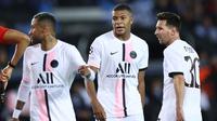 Tampil dengan formasi terbaiknya, termasuk menurunkan trio MMN, Lionel Messi, Kylian Mbappe dan Neymar, Paris Saint-Germain (PSG) hanya mampu bermain imbang 1-1 dengan tuan rumah Brugge dalam matchday pertama Grup A Liga Champions 2021/2022, Rabu (15/9/2021). (Foto: AFP/Kenzo Tribouillard)
