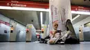 Seorang anak bermain ponsel di stasiun metro sebelum menghadiri parade "Zombie Walk" di Sao Paulo, Brasil, Senin (2/11/2015). (REUTERS / Paulo Whitaker)