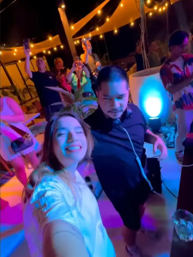 Artis Rayakan Tahun Baru Sambil Pamer Baby Bump
