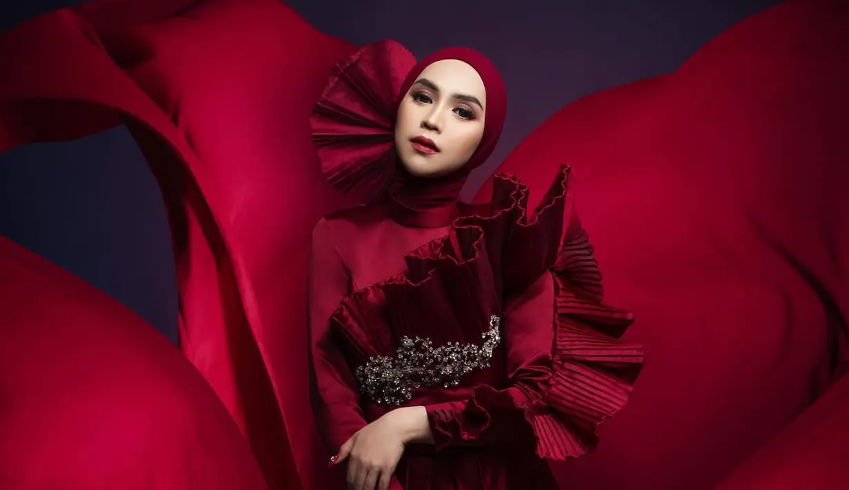 Di tengah proses perceraiannya dengan Teuku Ryan, sosok Ria Ricis tetap disibukan dengan segudang aktivitasnya. Mulai dari travelling, membuat konten, hingga jalani pemotretan. Beberapa waktu belakangan ini pun film yang dibintanginya sempat menjadi sorotan yaitu film horor berjudul Kiblat yang dikabarkan bakal diboikot. (Liputan6.com/IG/@riaricis1795)