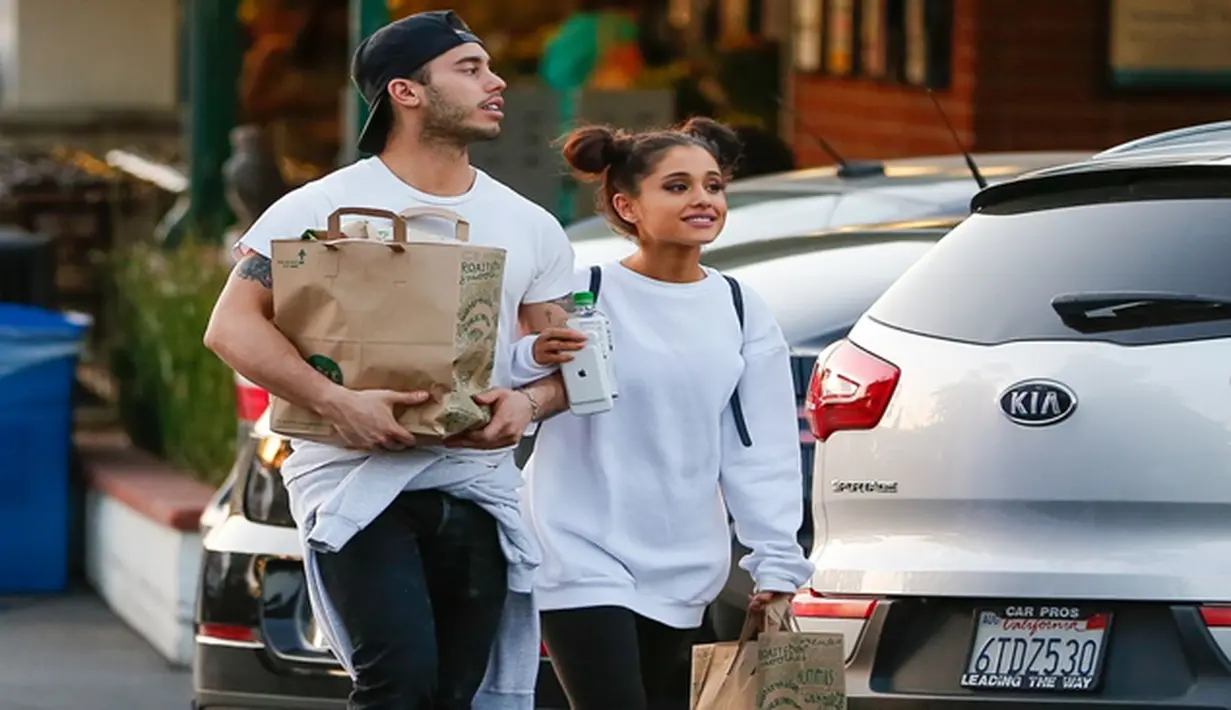 Kabar mengejutkan datang dari penyanyi berbakat, Ariana Grande, ia dikabarkan baru saja mengakhiri hubungannya dengan kekasih, Ricky Alvarez selama menjalin 1 tahun pacaran. (Dailymail/Bintang.com)