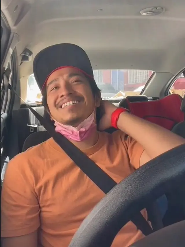 Kejutan Istri Berbaju APD Lengkap untuk Suami yang Jalani Karantina Mandiri di Rumah