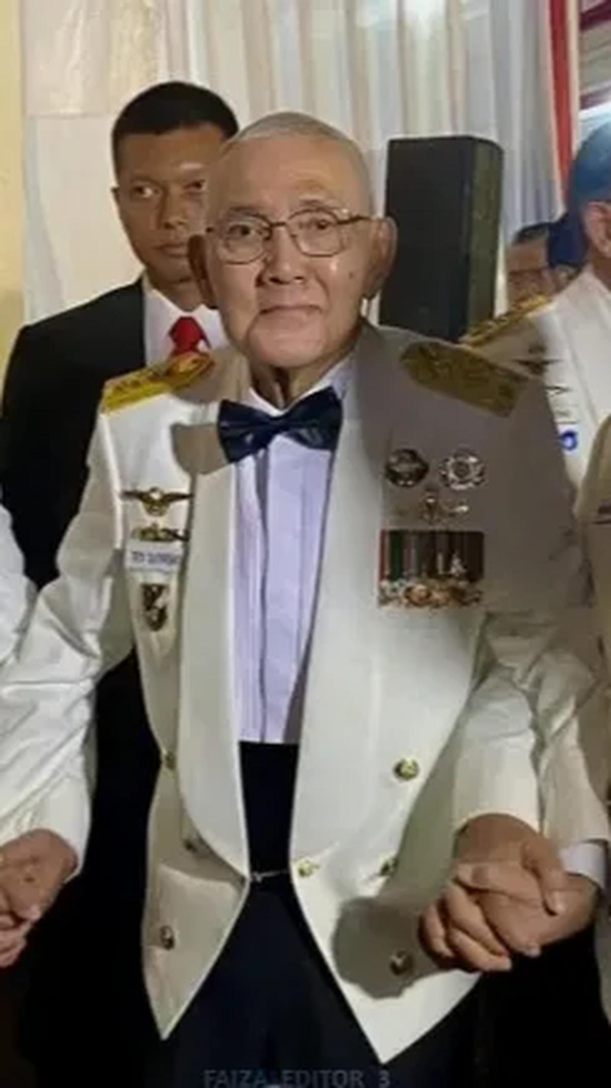 Ia juga terlihat begitu berwibawa meski rambutnya sudah berwarna putih di makan usia. Mengingat saat ini Try Sutrisno sudah berusia 87 tahun.<br>