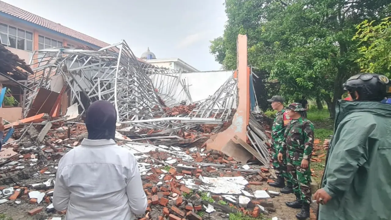 Atap bangunan SMKN 1 Gunung Putri, Kabupaten Bogor, ambruk. Peristiwa ini terjadi saat kegiatan belajar mengajar sedang berlangsung di ruang kelas. (Liputan6.com/Achmad Sudarno)