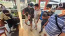Wisatawan menunggu hasil tes cepat antigen sebelum melakukan perjalanan menuju Kepulauan Seribu dengan kapal di Dermaga Pantai Marina Ancol, Jakarta, Sabtu (22/5/2021). Tes antigen dilakukan setelah dibukanya kembali pariwisata di Kepulauan Seribu pada 18 Mei 2021. (Liputan6.com/Fery Pradolo)
