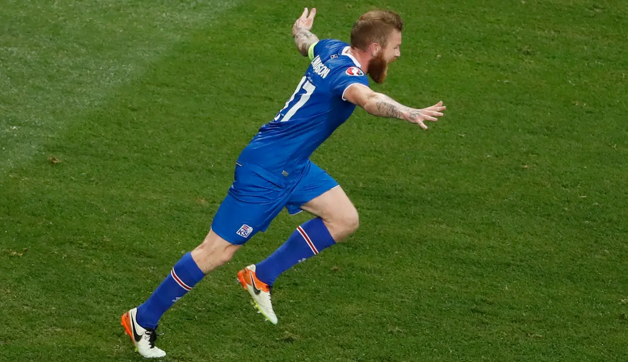 Kapten timnas Islandia, Aron Gunnarsson bersorak gembira usai menyingkirkan Inggris di babak 16 besar Piala Eropa 2016 yang digelar di Allianz Riviera, Selasa (28/6) dini hari. Inggris takluk 1-2 meski sempat unggul terlebih dahulu. (REUTERS/Yves Herman)