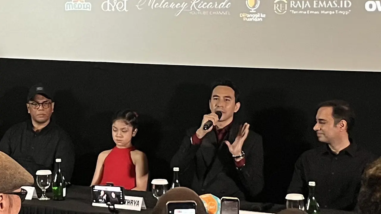 Darius Sinathrya, memegang mic dalam konferensi pers dan screening film "The Doll Ghawiah" di kawasan Jakarta pada (16/10/2026)/ (Liputan6.com/Afradhiya N. R)