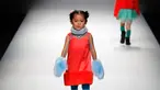 Seorang anak berjalan di atas catwalk memperagakan karya desainer Amelie Wang pada China Fashion Week di Beijing,  31 Oktober 2017. (AP Photo/Andy Wong)