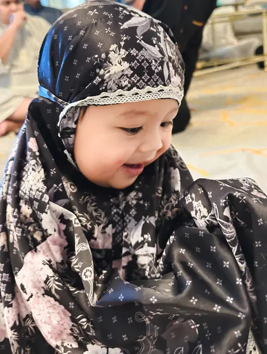 Melihat potret gemas Ameena dengan mukena berwarna hitam bermotif floral. Mana potret favoritmu dari keluarga Atta-Aurelie ketika di Tanah Suci, Sahabat FIMELA?