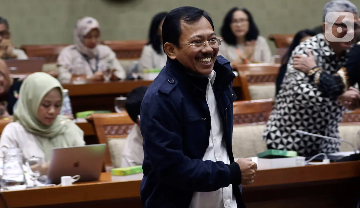 Menteri Kesehatan, dr Terawan Agus Putranto bersiap mengikuti rapat kerja bersama Komisi IX DPR RI di Kompleks Parlemen, Senayan, Jakarta, Senin (3/2/2020). Rapat kerja itu membahas penanganan virus corona di Indonesia. (Liputan6.com/Johan Tallo)