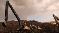 Hidup di Bawah Bayang-Bayang Ancaman Gunung Sampah Bantargebang