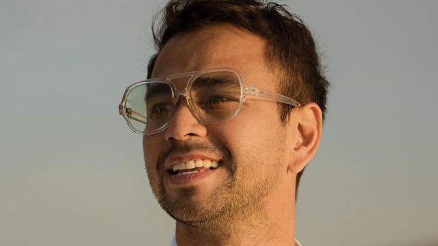 6 Potret Serasi Raffi Ahmad-Nagita Slavina di Gurun Pasir, Couple Goals Kompak Serba Putih