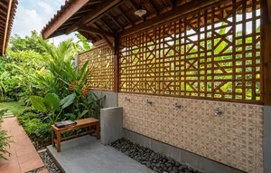 11 Desain Tempat Wudhu Rumah dengan Dinding Roster, Adem dan Estetik