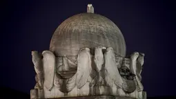 Burung hantu salju yang langka terlihat di atas bola marmer besar yang ditopang empat elang dari Christopher Columbus Memorial Fountain di pintu masuk Union Station di Washington, 8 Januari 2022. Burung hantu salju tampak mengunjungi gedung-gedung ikonik di ibu kota negara (AP Photo/Carolyn Kaster)