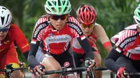 Pebalap sepeda Indonesia, Azizah Farchana, finis di posisi kesembilan pada Jelajah Wanita Malaysia 2016 di Kuala Lumpur, Kamis (27/10/2016). (PB ISSI)