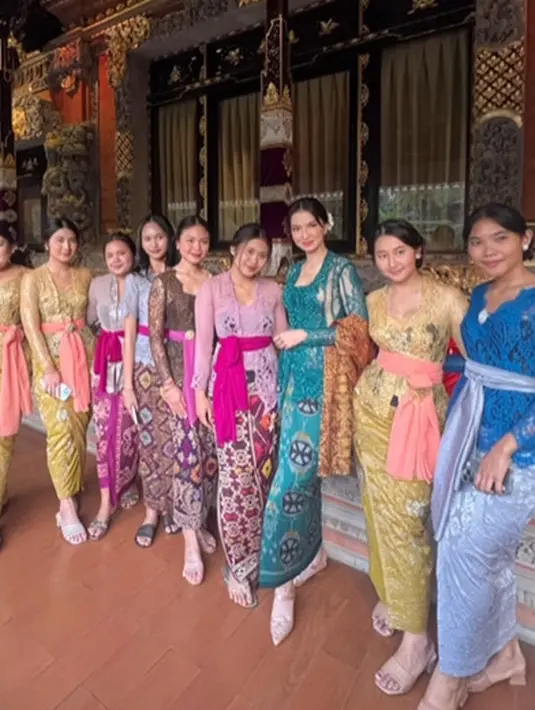 Raline Shah pun terlihat nampak menyatu dengan para gadis Bali yang juga hadir di upacara tersebut [@ralineshah]