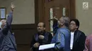 Terdakwa kasus dugaan suap proyek PLTU Riau-1 yang juga mantan Dirut PLN, Sofyan Basir (kedua kanan) saat jeda sidang lanjutan di Pengadilan Tipikor, Jakarta, Senin (5/8/2019). Sidang beragendakan mendengar keterangan saksi-saksi. (Liputan6.com/Helmi Fithriansyah)