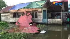 Selain merusak 16 rumah, satu orang terluka akibat tertimpa atap rumah dan korban langsung dibawa ke rumah sakit.