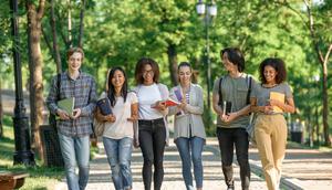 Intip inspirasi OOTD untuk mendapatkan first impression yang baik di hari pertama kuliah. (Foto/Dok: freepik.com/drobotdean)