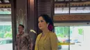 Annisa Pohan pancarkan pesona khas perempuan Jawa dengan kebaya kutubaru dan kain batik lilit. Tatanan rambut sanggul tekuk bikin ia terlihat seperti perempuan ningrat [@annisayudhoyono]