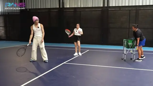 Taeyong NCT main tenis di Andara. (YouTube/  Rans Entertainment)
