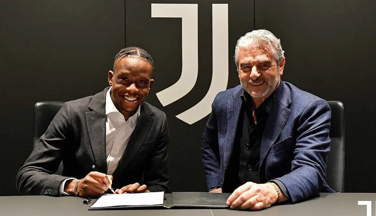 Denis Zakaria. Gelandang Swiss berusia 25 tahun ini baru didatangkan Juventus dari Borussia Monchengladbach di hari terakhir bursa transfer musim dingin 2021/2022 dengan mahar cuma 4,5 juta euro. Selama 4,5 musim di Gladbach ia total tampil 146 laga dengan torehan 11 gol dan 8 assist. (juventus.com)