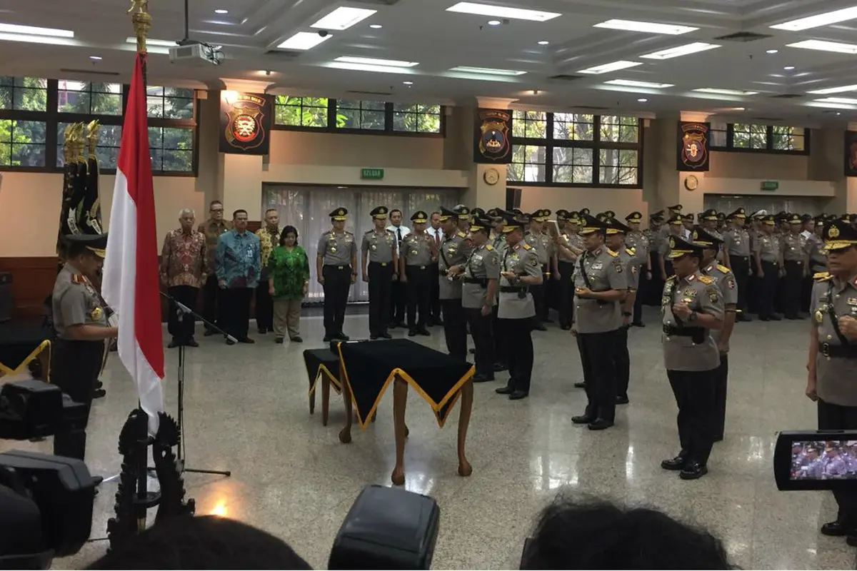 Kapolri memimpin sertijab 6 kapolda dan kadiv propam Polri