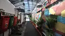 Aktivitas warga di gang di RT 13 RW 06, Jembatan Lima, Jakarta, Kamis (10/1). Warna-warni mural di pemukiman padat penduduk itu merupakan ide Aryanto selaku Ketua RT 13. (Merdeka.com/Iqbal Nugroho)