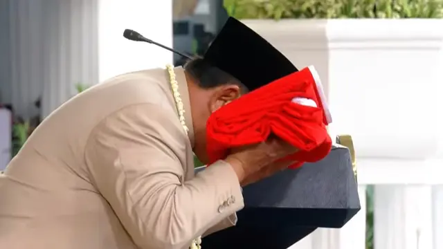 Prabowo mencium Bendera Merah Putih