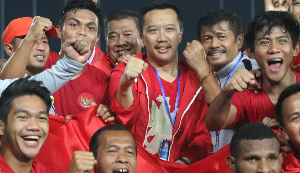 Menpora Imam Nahrawi merayakan gelar juara Piala AFF U-22 2019 setelah Timnas Indonesia mengalahkan Thailand pada laga final di Stadion National Olympic, Phnom Penh, Selasa (26/2). Indonesia menang 2-1 atas Thailand. (Bola.com/Zulfirdaus Harahap)