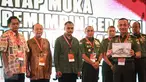 KSAD Jenderal TNI Mulyono memberikan buku fotografi, Pengabdian Prajurit Kartika kepada pimpinan redaksi media massa nasional di Balai Kartini, Jakarta, Rabu (10/8). Judul buku mengacu pada lambang dan semboyan panji TNI AD (Liputan6.com/Faizal Fanani)