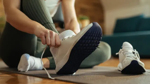 Memakai Sepatu