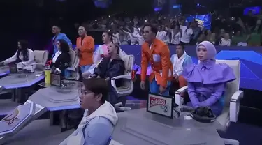 Para juri dan presenter D'Academy 5 saat menonton video Begitu Syulit Lupakan Reyhan. (Foto: YouTube Indosiar)