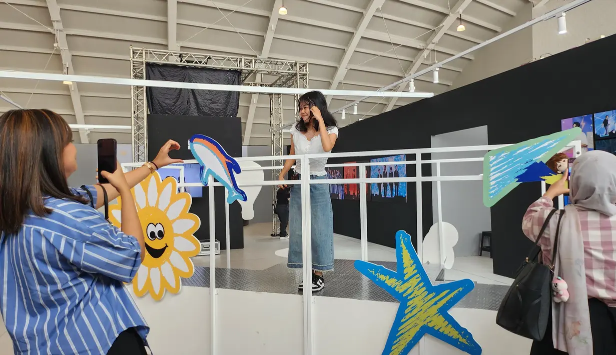 Terdapat pula cart yang biasa digunakan member Seventeen untuk bergerak lebih dekat dengan para fansnya saat konser. Para pengunjung juga bisa mencobanya! (Foto: Zulfa Ayu S/ Liputan6.com)