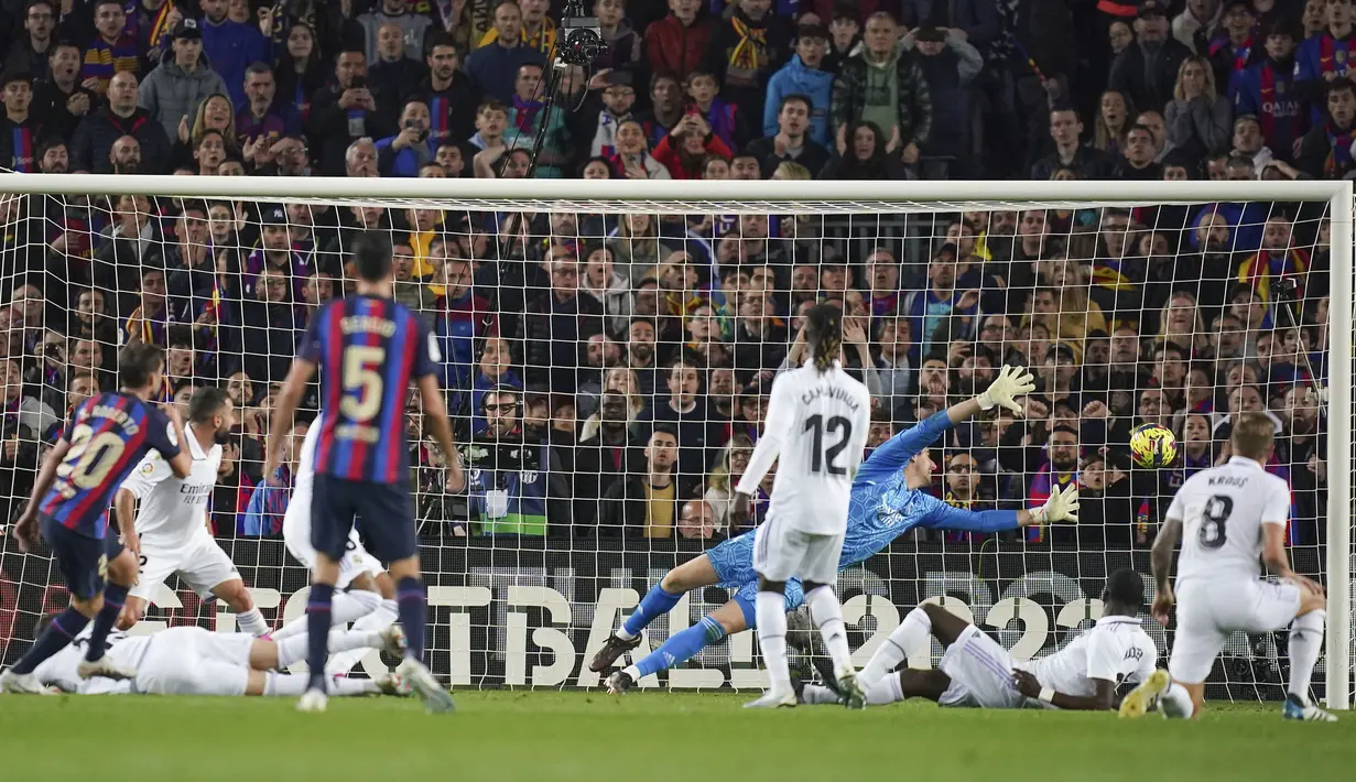 Pemain Barcelona, Sergio Roberto mencetak gol penyeimbang 1-1 ke gawang Real Madrid pada laga pekan ke-26 Liga Spanyol 2022/2023 di Camp Nou, Barcelona, Senin (20/03/2023). Blaugrana menang dengan skor 2-1 pada pertandingan yang bertajuk El Classico tersebut. (AP Photo/Joan Mateu)