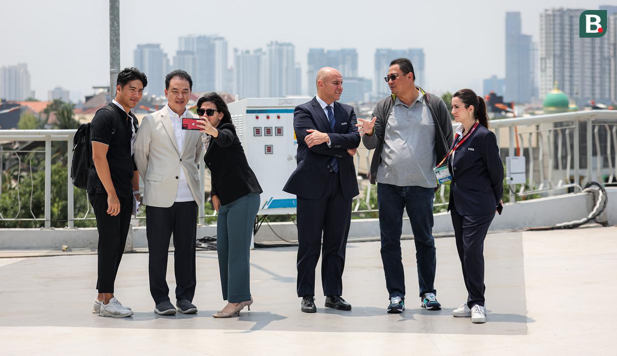 <p>Presiden Direktur Hyundai, Woojune Cha (kedua kiri) berselfie dengan Wakil Ketua Umum PSSI, Ratu Tisha (ketiga kiri), sementara Direktur Kompetisi Usia Muda FIFA, Roberto Grassi (ketiga kanan) berbincang dengan COO Hyundai Motors Indonesia, Franciscus Soerjopranoto (kedua kanan) saat Official Car Handover Ceremony FIFA U-17 World Cup Indonesia di Jakarta International Stadium (JIS), Jakarta, Selasa (07/11/2023). Sebanyak 148 mobil Hyundai dari berbagai jenis diserahkan untuk kendaraan ofisial FIFA selama Piala Dunia U-17 2023. (Bola.com/Bagaskara Lazuardi)</p>