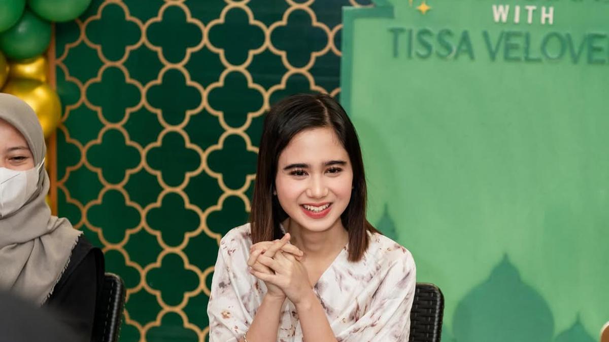 OOTD Humble Tissa Biani Bukber Bareng Fans, Pakai Kaftan dan Sandal Toe Box