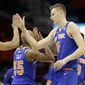 Penggawa New York Knicks, Kristaps Porzingis (kanan), rayakan kemenangan atas Cleveland Cavaliers dengan Courtney Lee, Senin (30/10/2017) WIB. Menang 114-95, Knicks meraih kemenangan kedua pada NBA musim ini. (AP Photo/Tony Dejak)