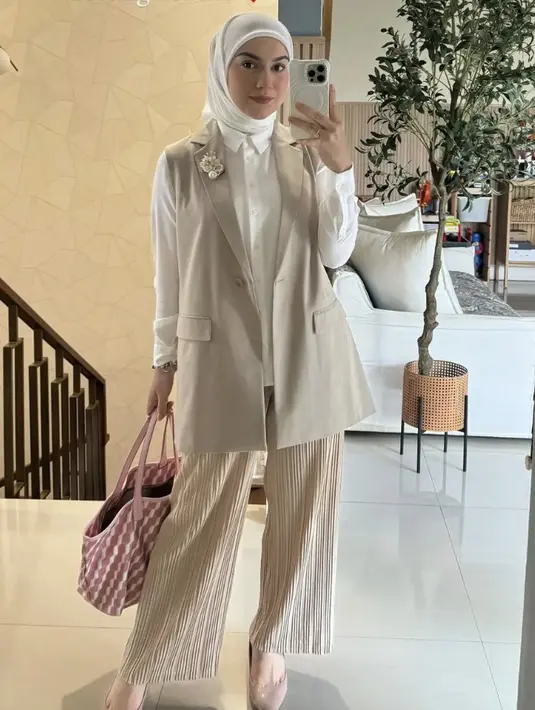 <p>Gaya modest Irish Bella terlihat begitu inspiratif. Paduan pleats dan oversized vest hadirkan gaya chic yang memukau. [Foto: Instagram/ Irish Bella]</p>