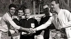 Kapten Brazil Mauro dan Ladislav Novak dari Ceko bertukar panji sebelum pertandingan final Piala Dunia FIFA 1962 di Chili (fifa.com)