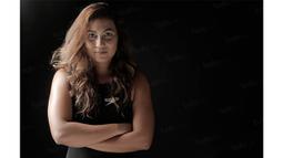 Perenang Indonesia, Raina Saumi Grahana, berpose dalam balutan pakaian renang saat sesi foto bersama Bola.com pada Senin (31/10/2016). (Bola.com/Peksi Cahyo)