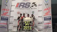 Gerry Salim (kedua dari kanan) menjadi juara Kejuaraan Nasional Indospeed Racing Series 2016. (Astra Honda Racing Team)