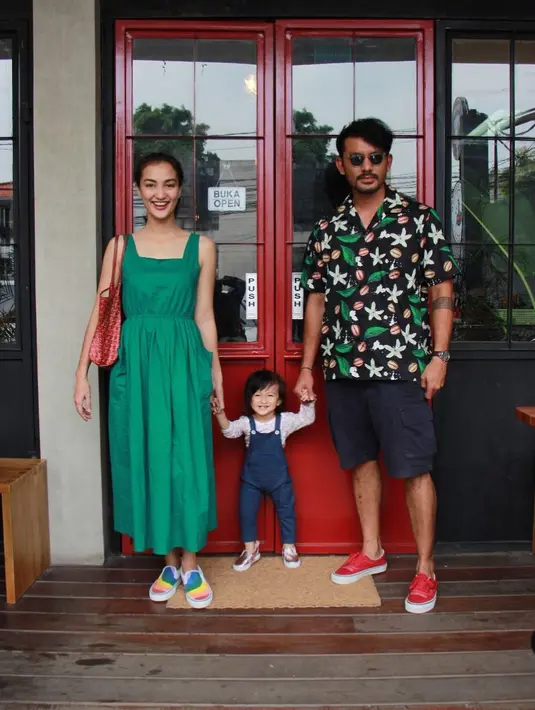 Rio Dewanto dan Atiqah Hasiholan